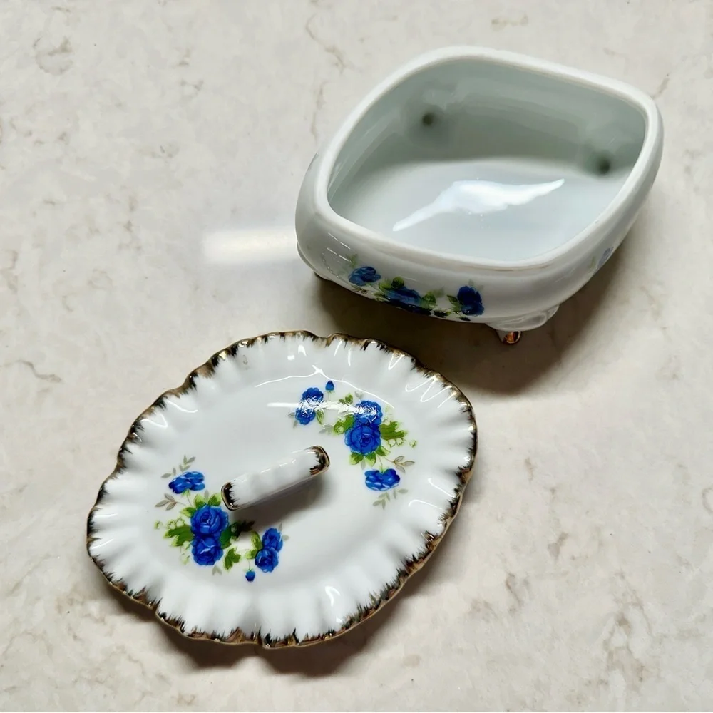 DIAMOND FINE CHINA, TRINKET BOX. MADE OF PORCELAIN WITH A LUSTERWARE FINISH.